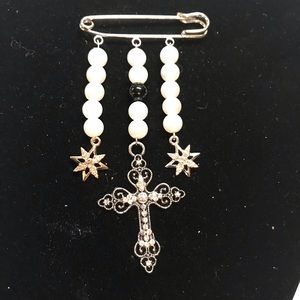 A nice hand crafted brooch white beads w/ cross